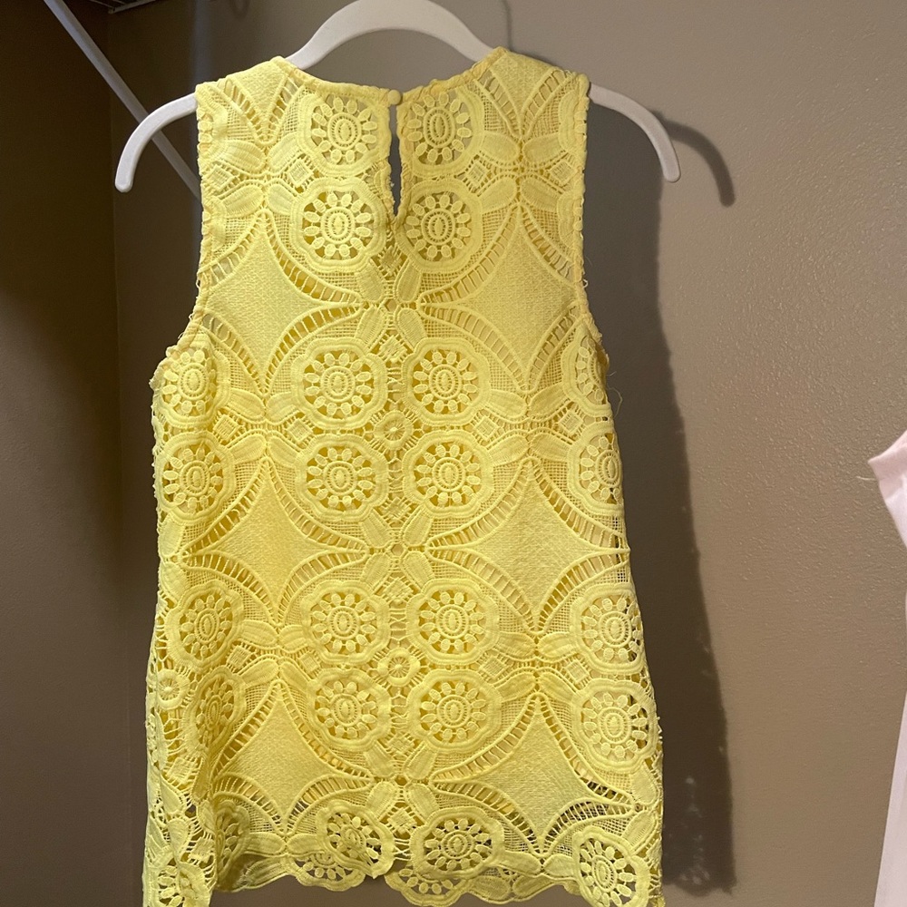 Yellow lace sleeveless blouse, size small. - Picture 2 of 2